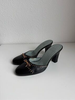 BCBGGirls 90’s-Y2K Black Leather Mule Heels with Tan Stitching & Bow Accent 6.5